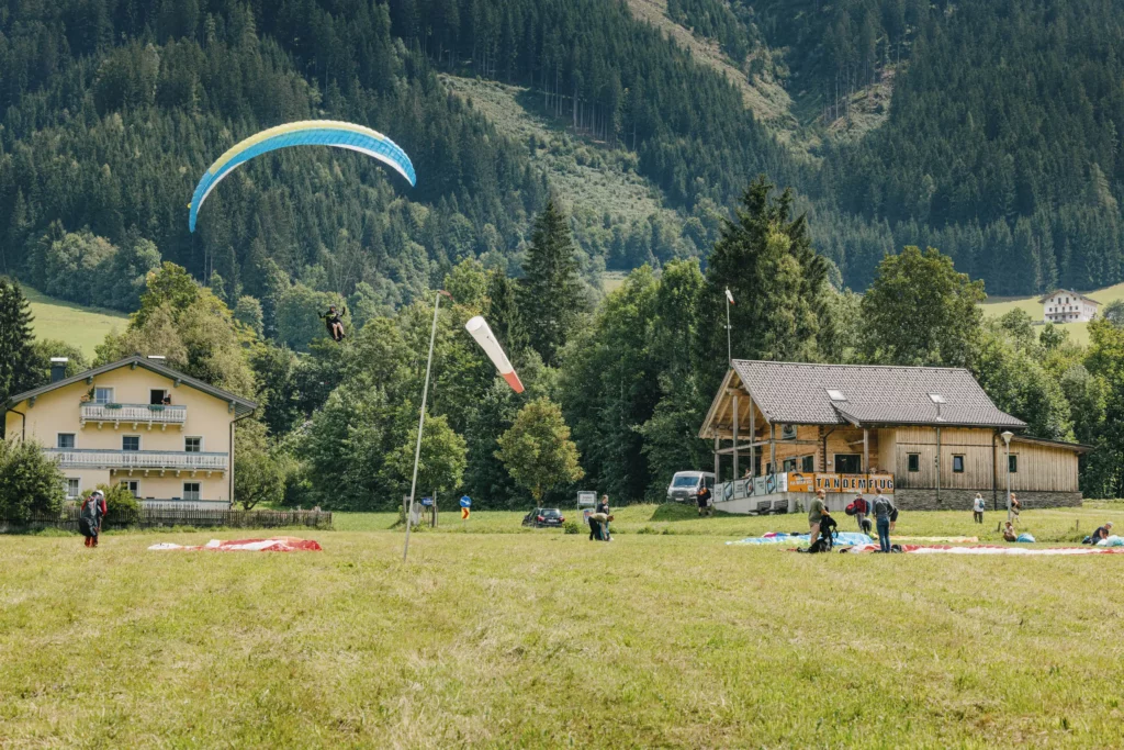 Paragleiter im Landeanflung vor unserem Austriafly Büro