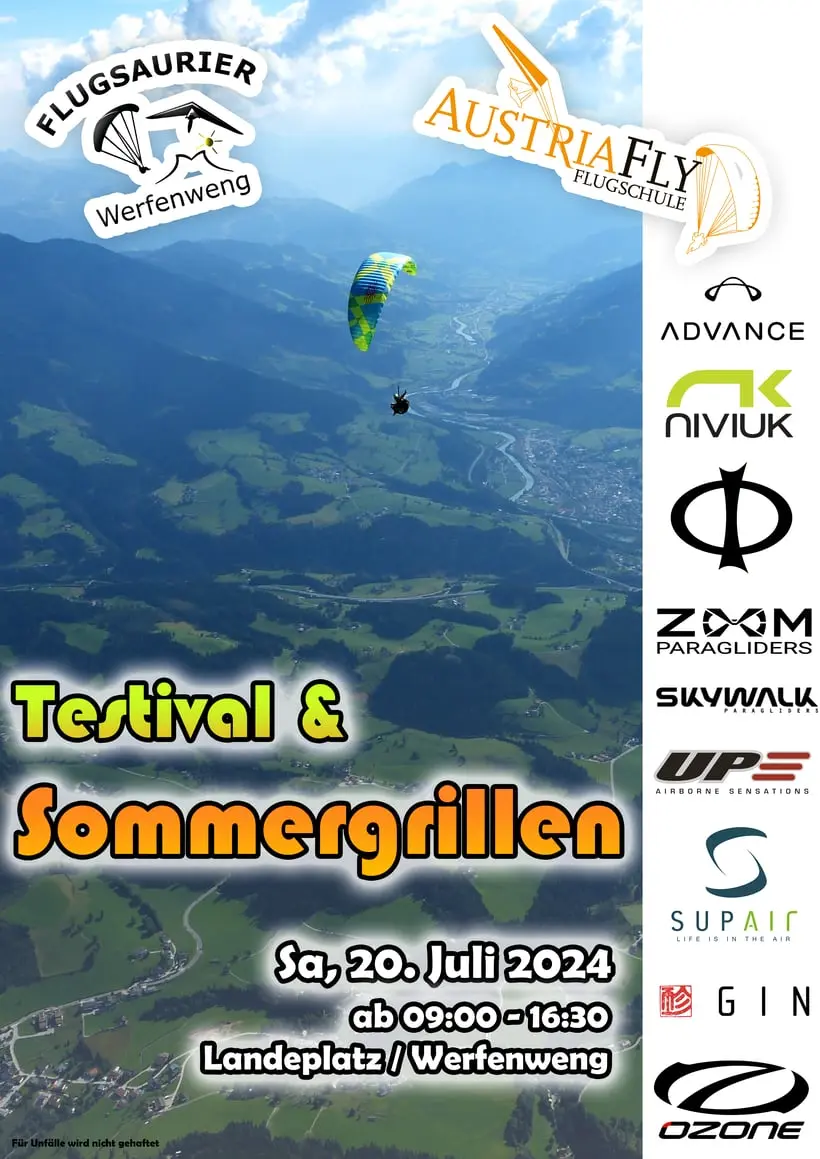 Paragleiter fliegt über grüne Alpenlandschaft mit Tal und Fluss, Werbung für Testival & Sommergrillen in Werfenweng 2024