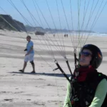 Daria mit dem Gleitschirm am Strand (Foto: Austriafly)